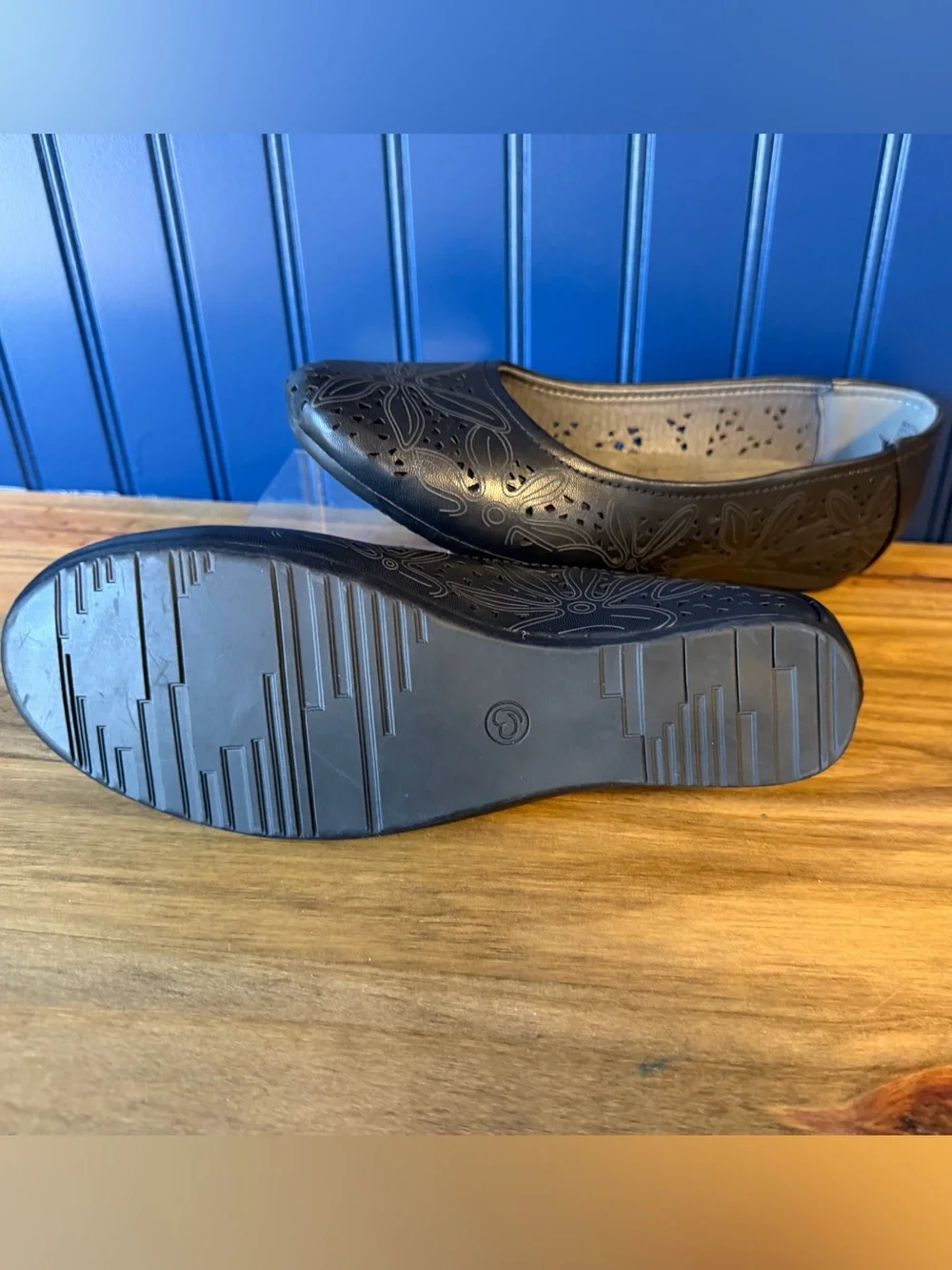 BARE TRAPS Memory Foam Black Floral Laser Cut Comfort Wedge Flats Shoes Size 9